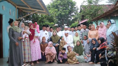 Muslim family taking a group photo, to celebrate Eid al-Fitr 
