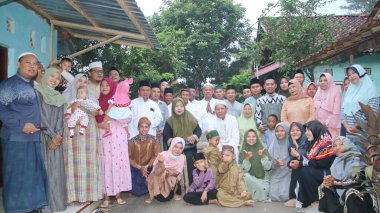 Muslim family taking a group photo, to celebrate Eid al-Fitr 