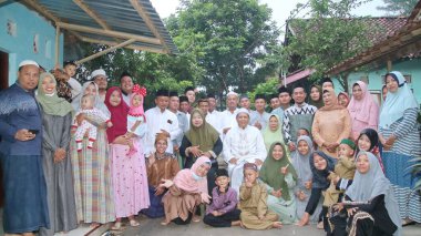 Muslim family taking a group photo, to celebrate Eid al-Fitr 