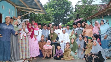 Muslim family taking a group photo, to celebrate Eid al-Fitr 