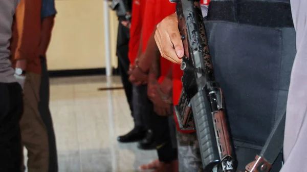 Adam Otomatik Tüfeği Tutuyor Polis Elinde Tüfekle Bekliyor — Stok fotoğraf