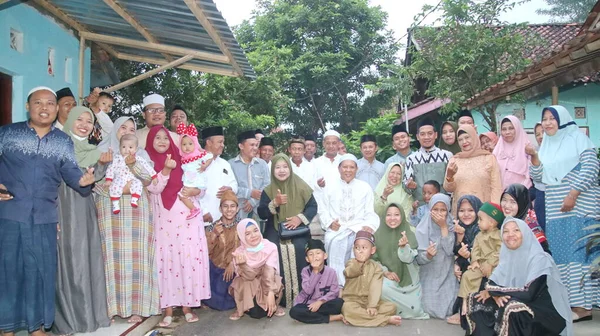 Muzułmańska Rodzina Robi Zdjęcie Grupowe Uczcić Eid Fitr — Zdjęcie stockowe
