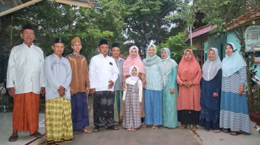 Muslim family taking a group photo, to celebrate Eid al-Fitr 
