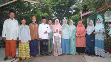 Muslim family taking a group photo, to celebrate Eid al-Fitr 
