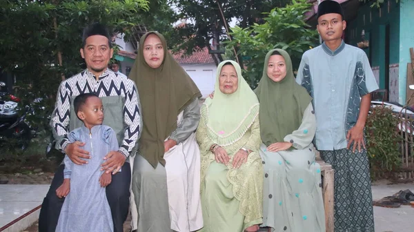 Muslim Family Taking Group Photo Celebrate Eid Fitr —  Fotos de Stock