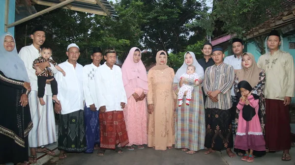 Muslim Family Taking Group Photo Celebrate Eid Fitr — Stok fotoğraf