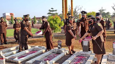 Endonezya Başsavcılığı personeli kahramanın mezarlığı Pekalongan, Endonezya 'da çiçek dikerken, 21 Temmuz 2022