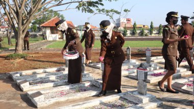 Endonezya Başsavcılığı personeli kahramanın mezarlığı Pekalongan, Endonezya 'da çiçek dikerken, 21 Temmuz 2022