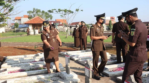 Indonezyjski Personel Prokuratury Podczas Siewu Kwiatów Cmentarzu Bohatera Pekalongan Indonezja — Zdjęcie stockowe