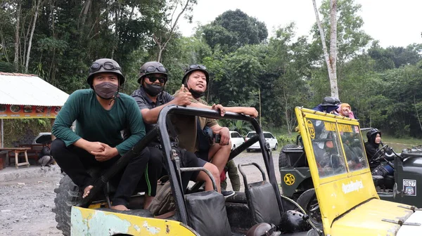 Group Tourist Four While Drive Ride Exploring Mount Merapi Trails — 스톡 사진