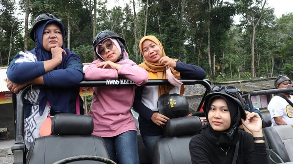 Group Tourist Four While Drive Ride Exploring Mount Merapi Trails — Stockfoto