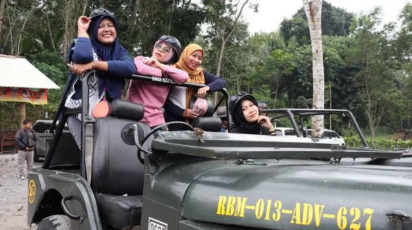 Group Tourist Four While Drive Ride Exploring Mount Merapi Trails — 스톡 사진