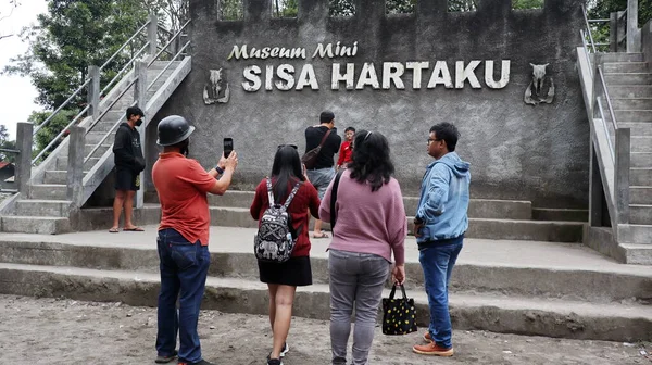 Tourists Looking Museum Mini Sisa Hartaku Remaining Treasure Mini Museum — Stock Photo, Image