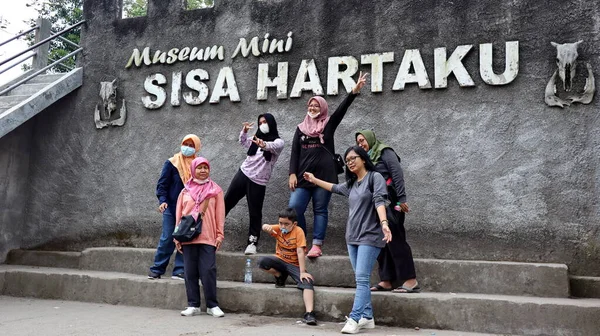 Tourists Looking Museum Mini Sisa Hartaku Remaining Treasure Mini Museum — Stock Photo, Image