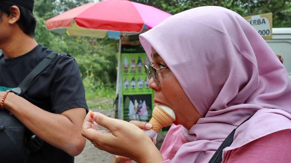 Εξωτερική Closeup Πορτρέτο Των Γυναικών Που Τρώνε Παγωτό Καλοκαίρι Ζεστό — Φωτογραφία Αρχείου