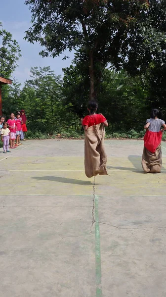 Balap Karung Sack Race Traditional Indonesian Games Celebrate Indonesia Independence — Stok fotoğraf