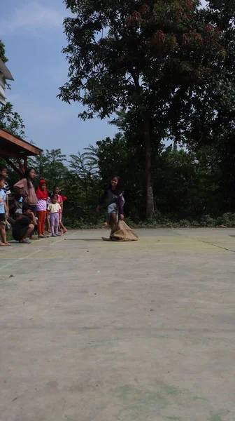 Balap Karung Sack Race Traditional Indonesian Games Celebrate Indonesia Independence — ストック写真