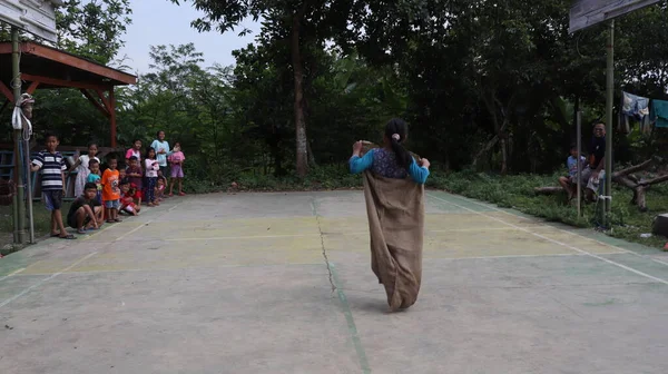 Balap Karung Sack Race Traditional Indonesian Games Celebrate Indonesia Independence — Stok fotoğraf