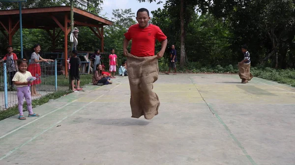 Balap Karung Sack Race Traditional Indonesian Games Celebrate Indonesia Independence — Fotografia de Stock