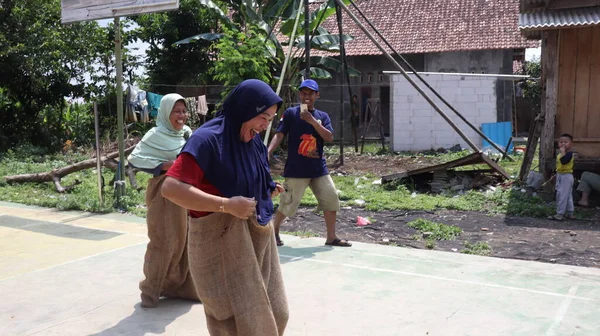 Balap Karung Sack Race Traditional Indonesian Games Celebrate Indonesia Independence —  Fotos de Stock