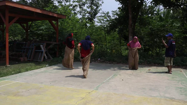 Balap Karung Sack Race Traditional Indonesian Games Celebrate Indonesia Independence — Stockfoto