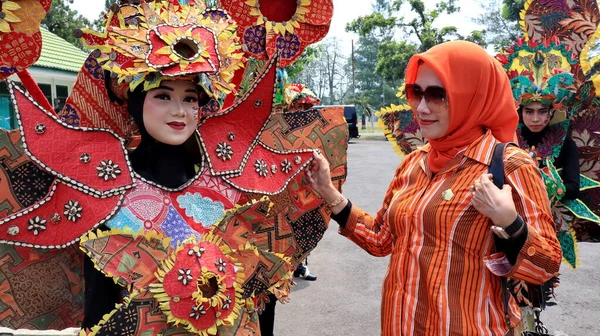 Model Posing Street Batik Carnival Pekalongan Indonesia August 2022 — Stock fotografie