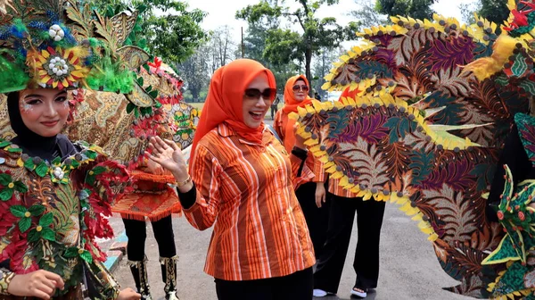 Model Posing Street Batik Carnival Pekalongan Indonesia August 2022 — Foto Stock