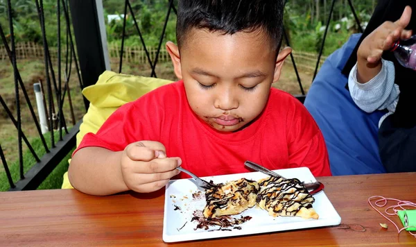 Asiatischer Junge Mit Schokolade Gesicht Der Kleine Rote Junge Isst — Stockfoto