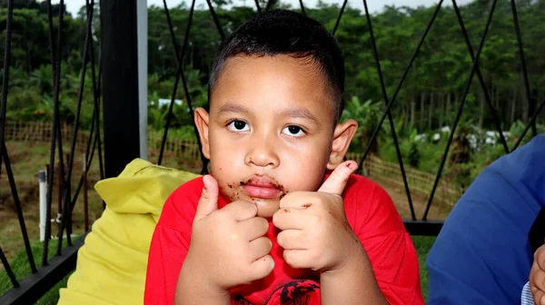 Rapaz Asiático Com Chocolate Rosto Ruivo Come Bolo Com Chocolate — Fotografia de Stock