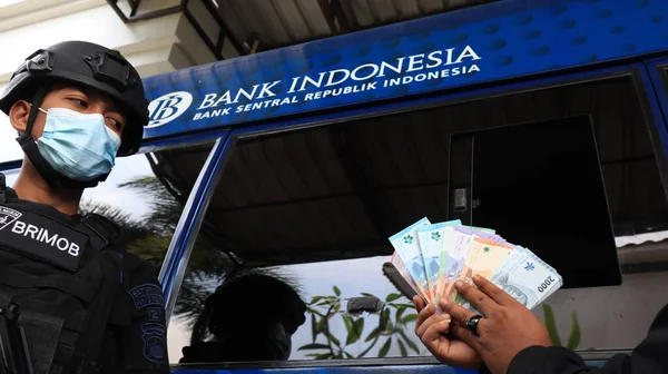 Bölge sakinleri, 31 Ağustos 2022 'de Endonezya Bankası' nda yeni rupiah banknotları için kuyruğa girdiler.