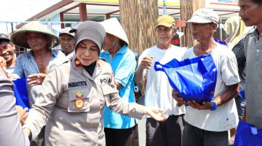 Polis, Pekalongan 'da 20 Eylül 2022' de sokaktaki bir çocuk taksi şoförüne yemek yardımı yaptı.
