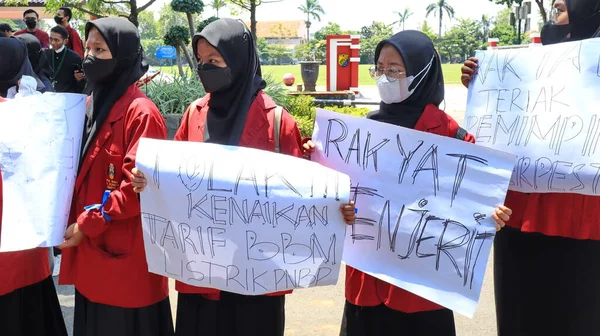 インドネシアの学生は 2022年9月16日にインドネシアのペカロンガンで燃料油価格の上昇に抗議 — ストック写真