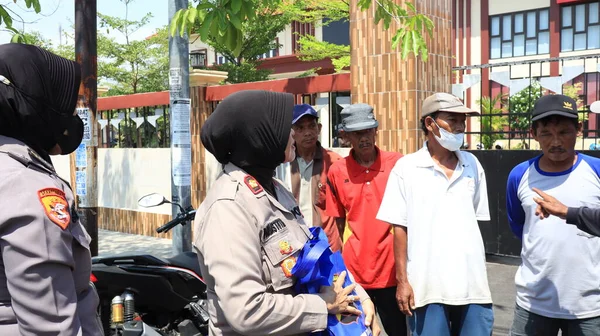 Αστυνομία Δίνει Επισιτιστική Βοήθεια Έναν Οδηγό Pedicab Στο Δρόμο Pekalongan — Φωτογραφία Αρχείου