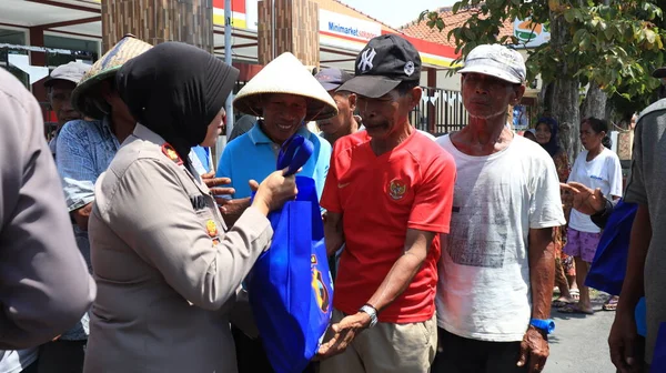 Policía Ayuda Alimentaria Taxista Calle Pekalongan Septiembre 2022 —  Fotos de Stock