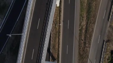 Açık bir günde gökyüzünden alınmış büyük bir kavşak.