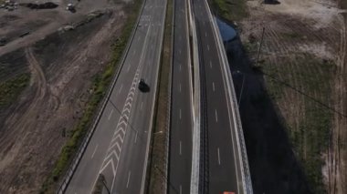 Açık bir günde gökyüzünden alınmış büyük bir kavşak.