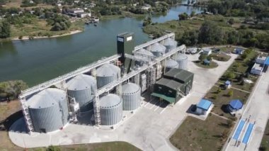 Tahıl ambarları. Tahıl için galvanize tanklar. Alım, temizlik, kurutma, tahıl sevkiyatı için mekanik teçhizatlı ambar, açık havada hareket halinde üst görüntü