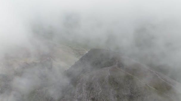 Vista Aérea Carrauntoohil Gente Cima Montaña Nublado Claro Volando Círculo — Vídeos de Stock