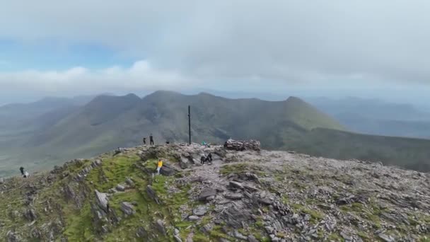Carrauntoohil Havadan Görünüşü Dağın Tepesindeki Insanlar Işık Bulutlu Haçın Etrafında — Stok video