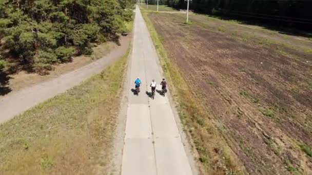 Cyclistes Roulent Long Une Route Vide Dans Une Zone Boisée — Video