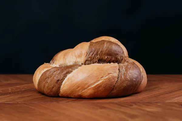 テーブルの上に焼きパンの盛り合わせ 高品質の写真 — ストック写真