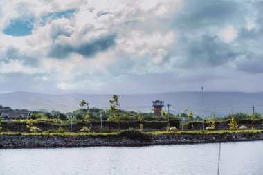 Tralee yel değirmeni Bay Mountain View, bulutlu bir gün. Yüksek kalite fotoğraf