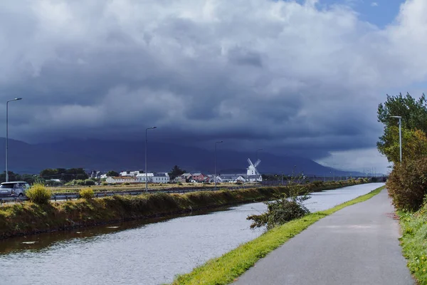 İrlanda 'nın Kerry ilçesindeki Dingle yarımadasındaki Blennerville rüzgar gülü manzarası. Yüksek kalite fotoğraf