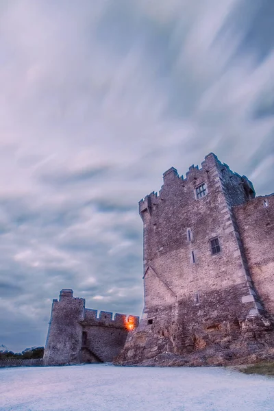 古老的罗斯城堡被湖水 绿草和橙色的云朵所摧毁 Killarney国家公园 Kerry Ireland 高质量的照片 — 图库照片