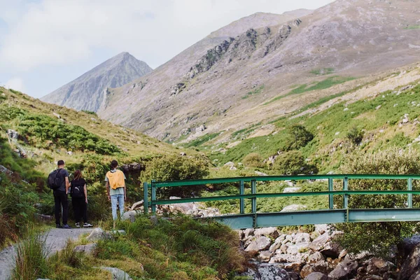 Tres Personas Paran Puente Contra Telón Fondo Montaña Carrauntoohil Killarney — Foto de Stock