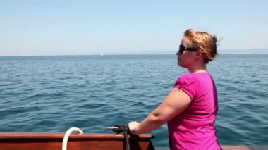 denize bakarak bir teknede genç kadının Shot