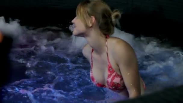 Casal de natação em jacuzzi — Vídeo de Stock