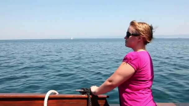 Fotografía de la joven en un barco mirando al mar — Vídeo de stock