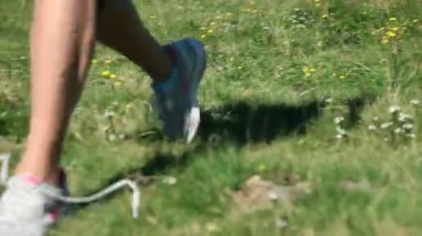 kadın onun ayakkabı bağı tying