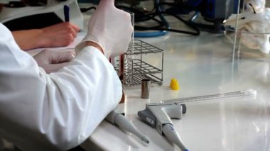 kimyasal deney sırasında genç bir öğrenci vurdu